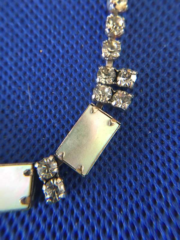 VINTAGE NECKLACE  WITH STONES