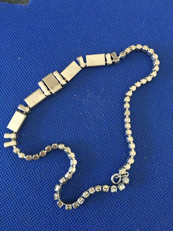 VINTAGE NECKLACE  WITH STONES