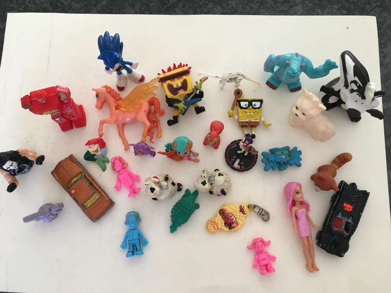 LOT OF SMALL FIGURES AND TOYS - 27 PIECES