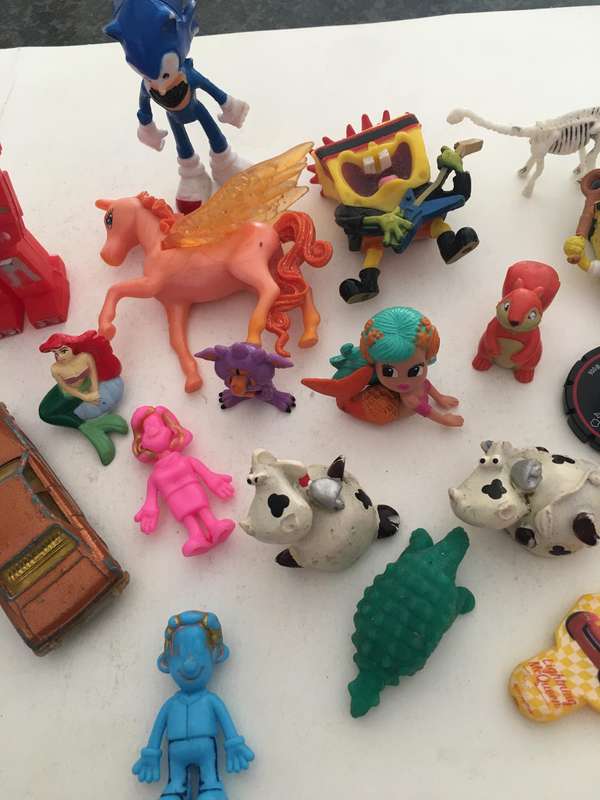 LOT OF SMALL FIGURES AND TOYS - 27 PIECES