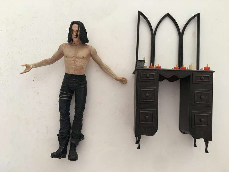 LOVELY `` THE CROW`` FROM THE MOVIE FIGURINE WITH DRESSING TABLE  2  PIECES