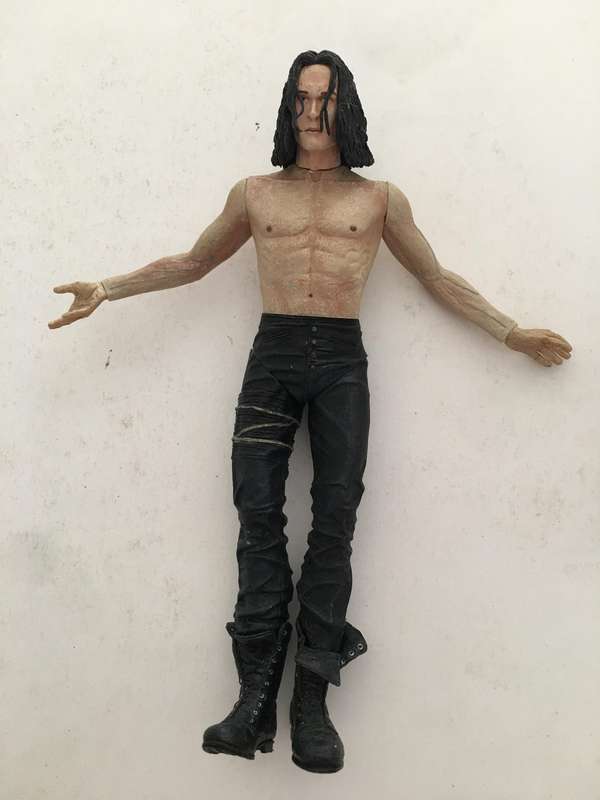 LOVELY `` THE CROW`` FROM THE MOVIE FIGURINE WITH DRESSING TABLE  2  PIECES