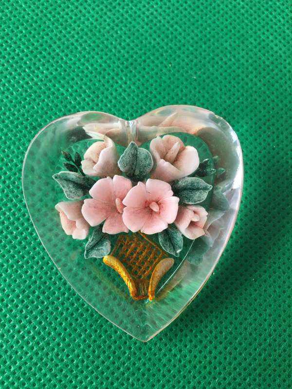 VINTAGE ACRYLIC BROOCH WITH FLOWERS
