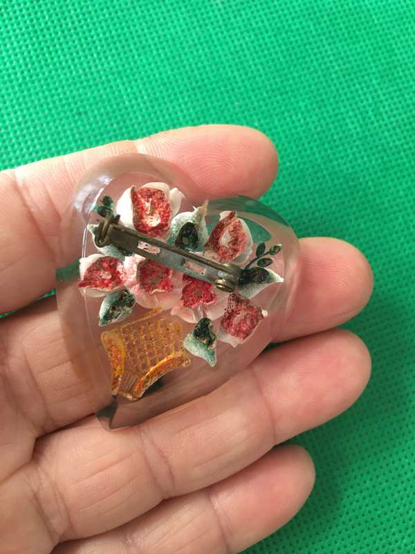 VINTAGE ACRYLIC BROOCH WITH FLOWERS