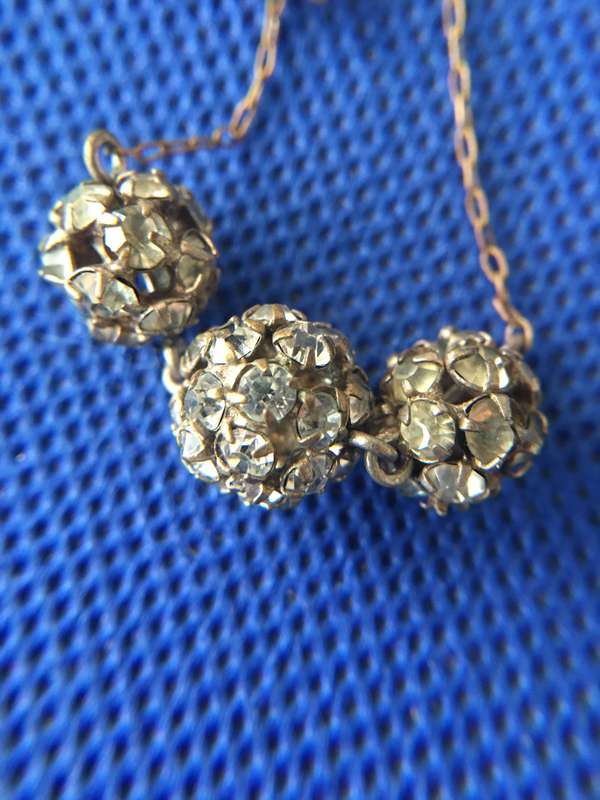 VINTAGE NECKLACE WITH STONES