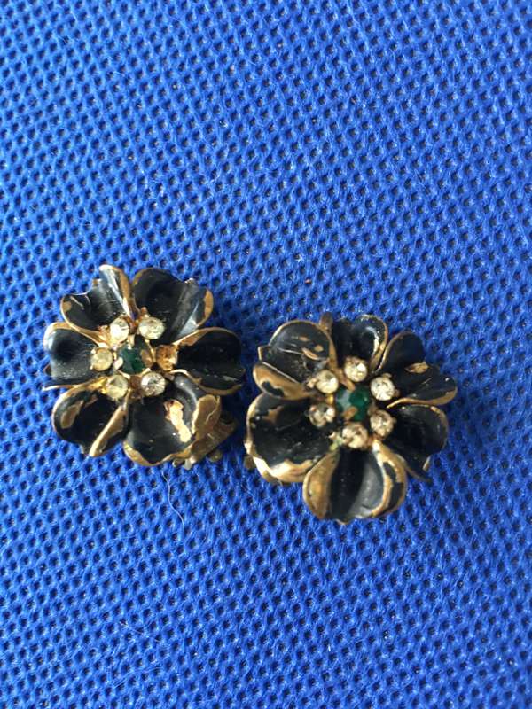 VINTAGE FLOWER EARRINGS  CLIP ON