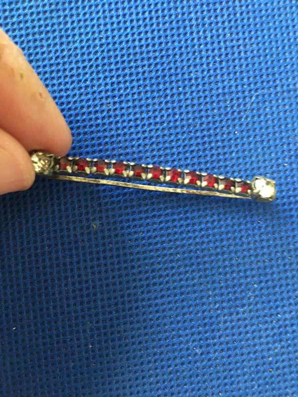 VINTAGE TIE PIN WITH STONES