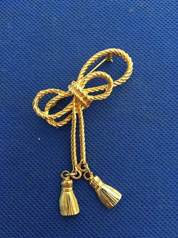 BROOCH GOLD COLOURED