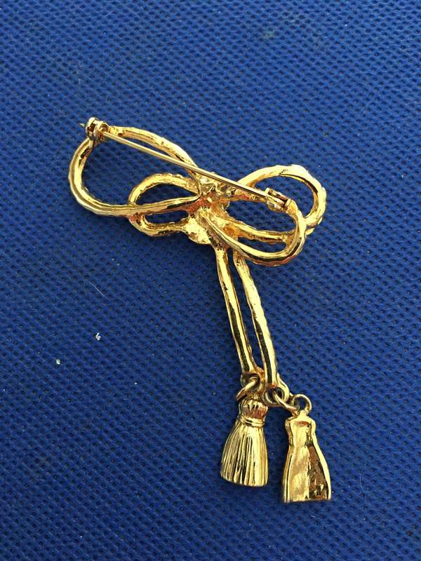 BROOCH GOLD COLOURED