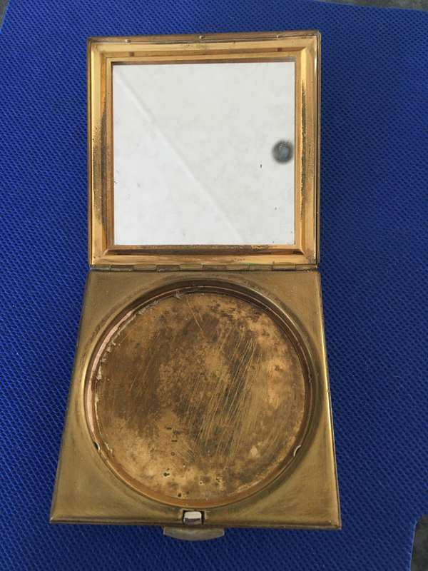 VINTAGE POWDER COMPACT