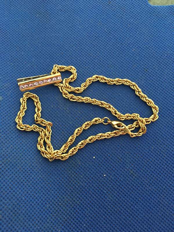 GOLD CHAIN WITH PENDANT