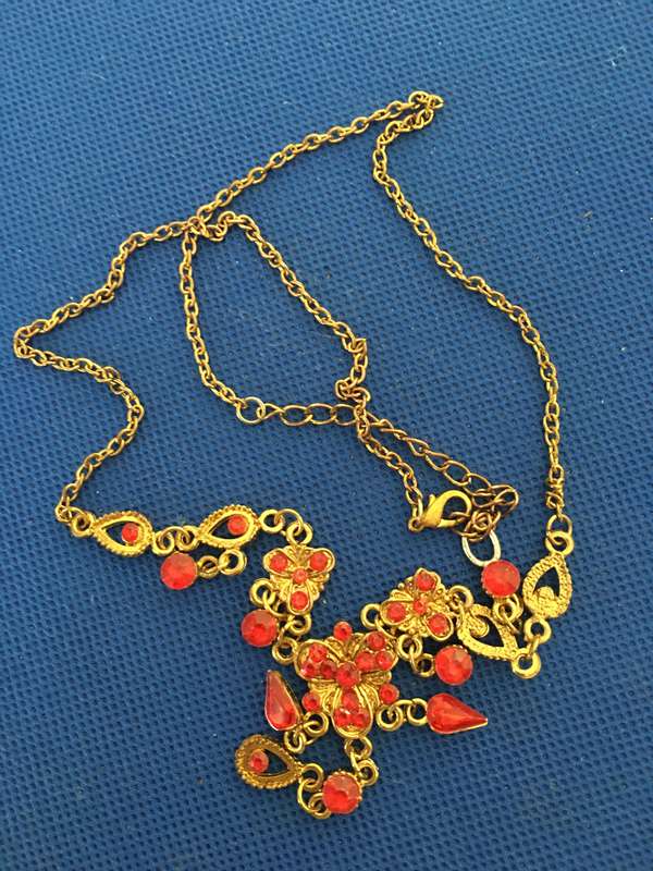 LOVELY VINTAGE NECKLACE WITH STONES