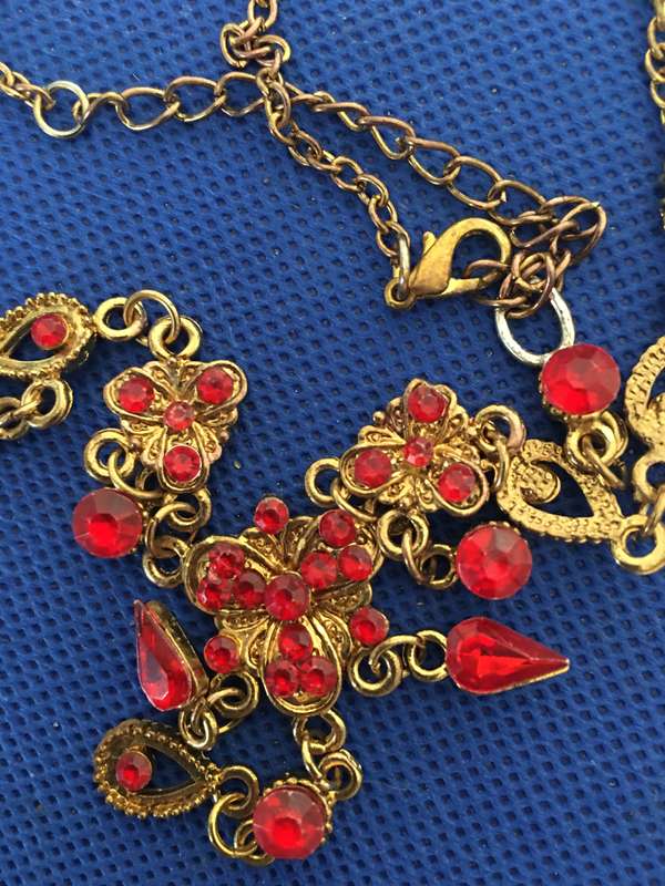 LOVELY VINTAGE NECKLACE WITH STONES