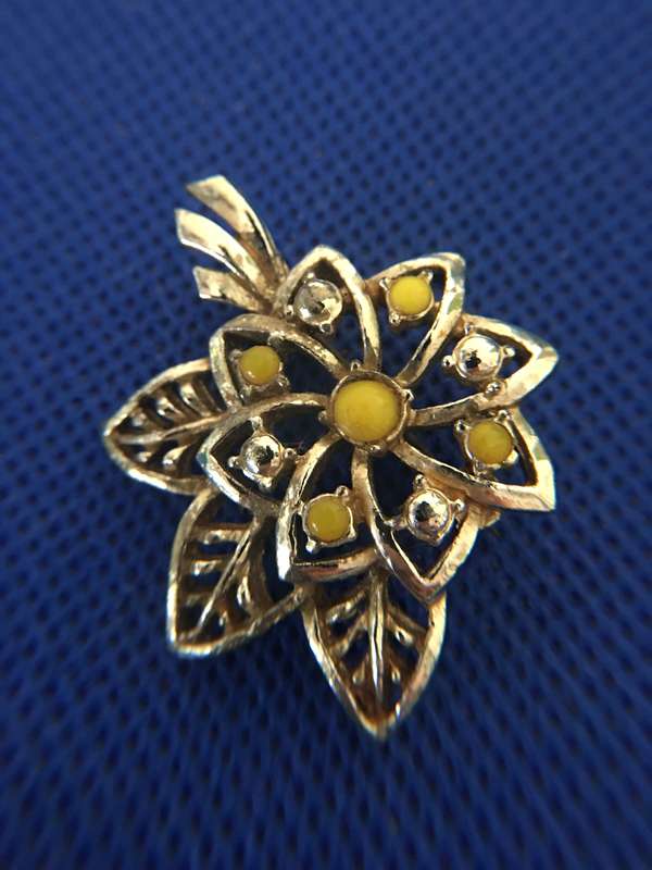SMALL VINTAGE BROOCH WITH STONES