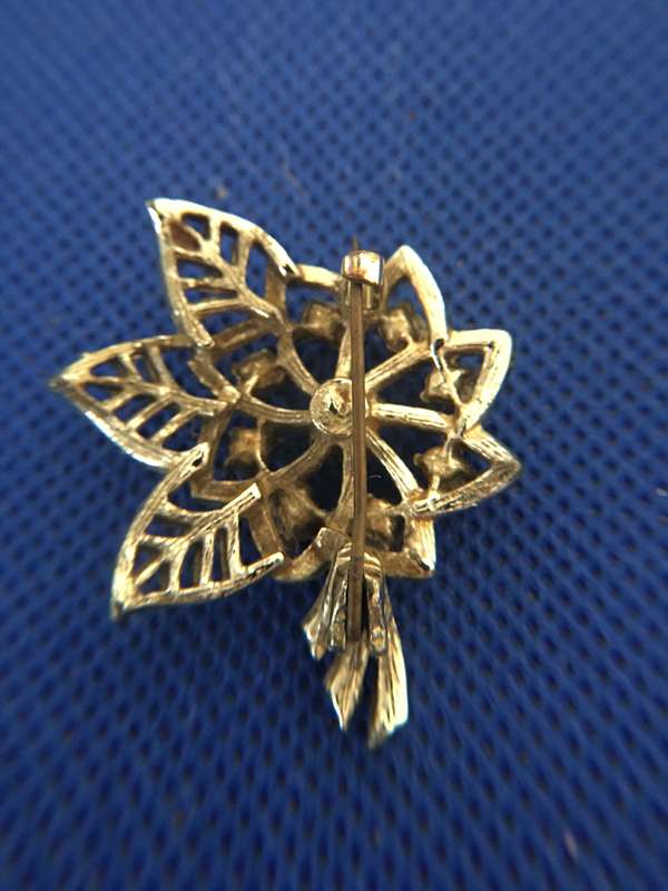 SMALL VINTAGE BROOCH WITH STONES