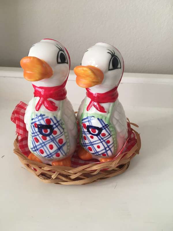 LOVELY VINTAGE CERAMIC OR PORCELAIN DUCK SALT AND PEPPER SHAKERS