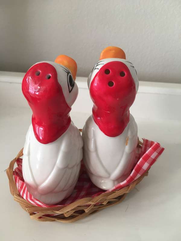 LOVELY VINTAGE CERAMIC OR PORCELAIN DUCK SALT AND PEPPER SHAKERS