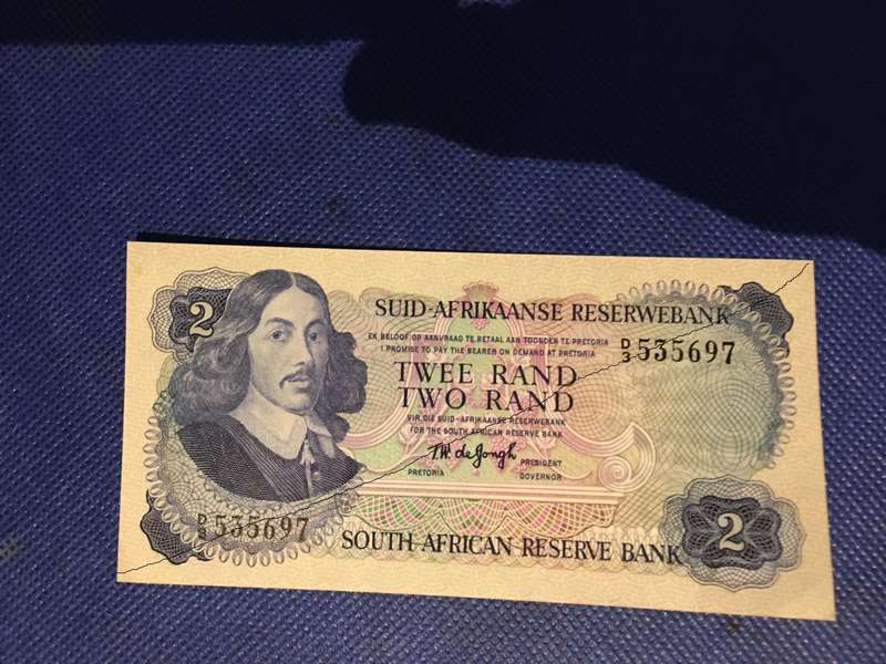 SOUTH AFRICA LOVELY CRISP BANK NOTE R2 WITH SPRINGBOK WATER MARK SERIAL NUMBER - D 535697