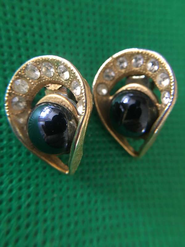 VINTAGE CLIP ON EARRINGS