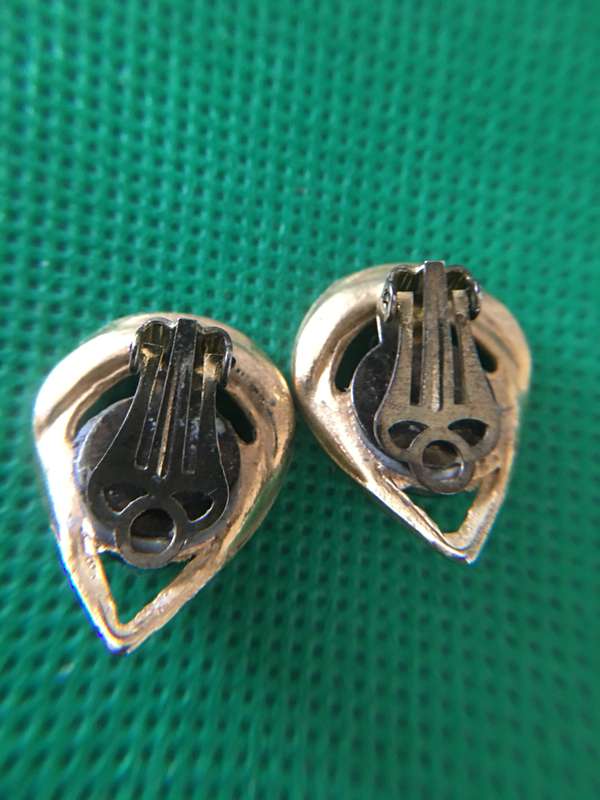 VINTAGE CLIP ON EARRINGS