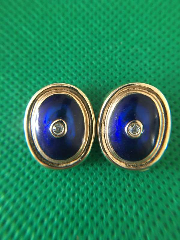 VINTAGE CLIP ON EARRINGS