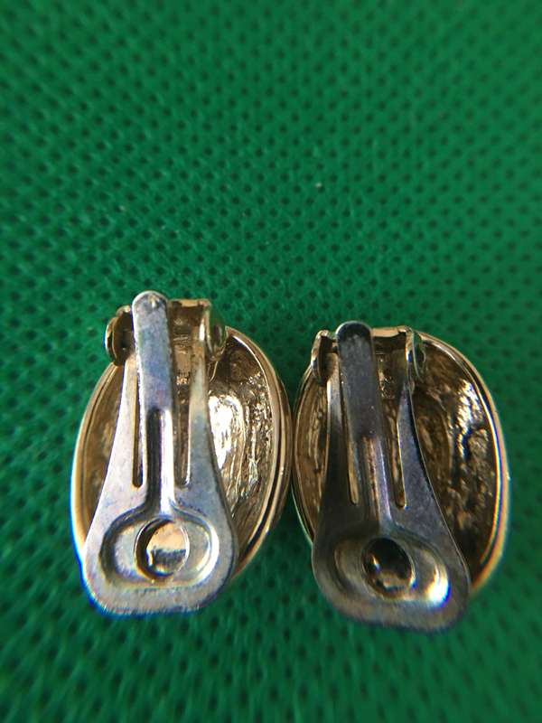 VINTAGE CLIP ON EARRINGS
