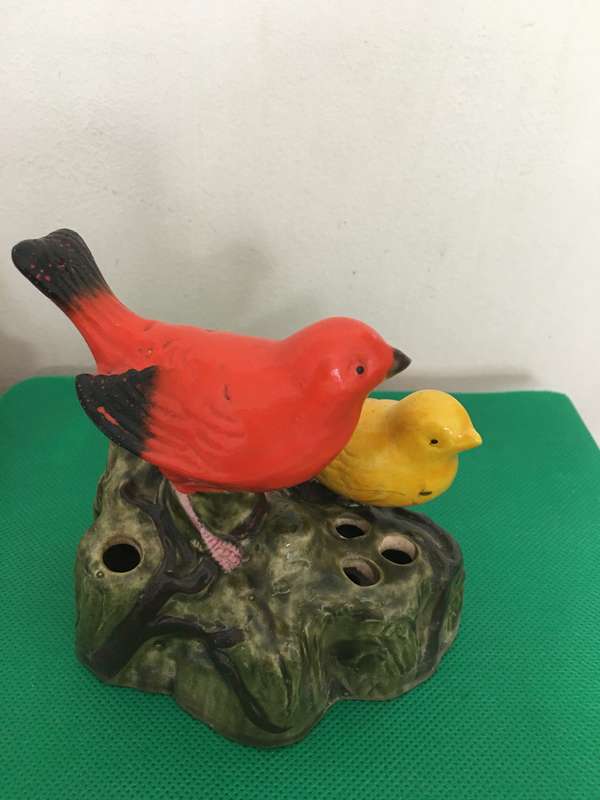 VINTAGE  CERAMIC TWO FINCHES  ONE MENDED - MADE IN JAPAN