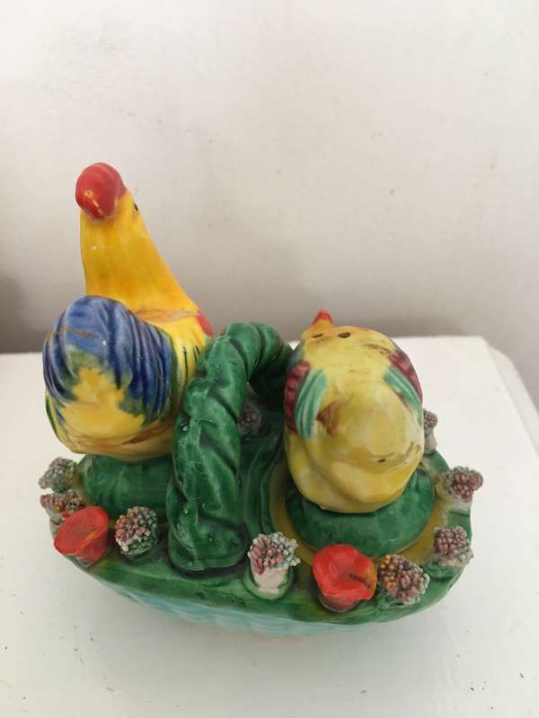 VINTAGE CHICKEN SALT AND PEPPER SHAKERS - ONE MENDED