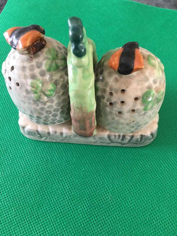 VINTAGE JAPAN SALT AND PEPPER BEE HIVE AND CLOVER SHAKERS