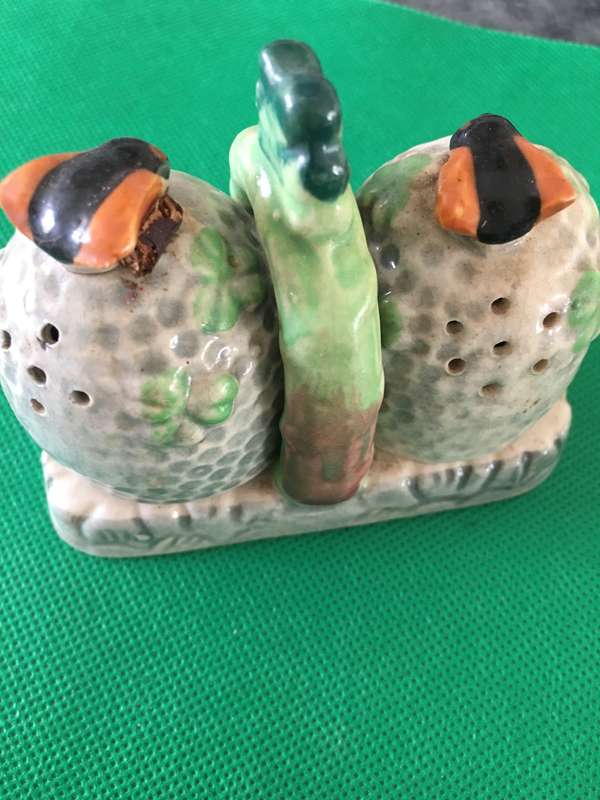 VINTAGE JAPAN SALT AND PEPPER BEE HIVE AND CLOVER SHAKERS