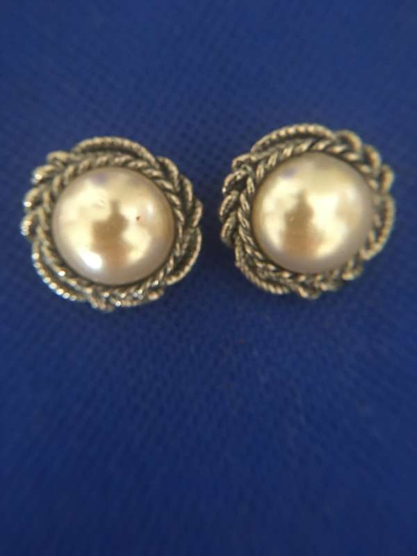 VINTAGE CLIP ON EARRINGS