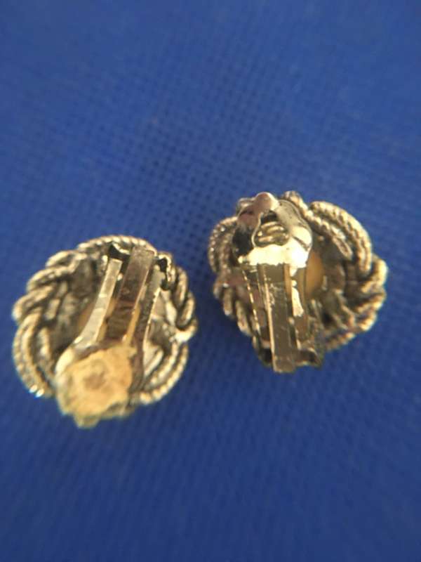 VINTAGE CLIP ON EARRINGS