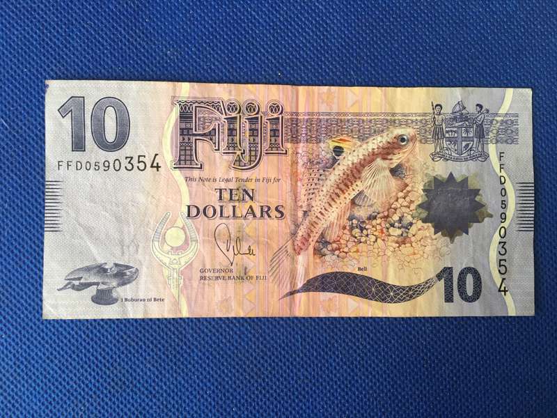 FIJI TEN DOLLARS BANK NOTE  2013 - SERIAL NUMBER - FF D0590354