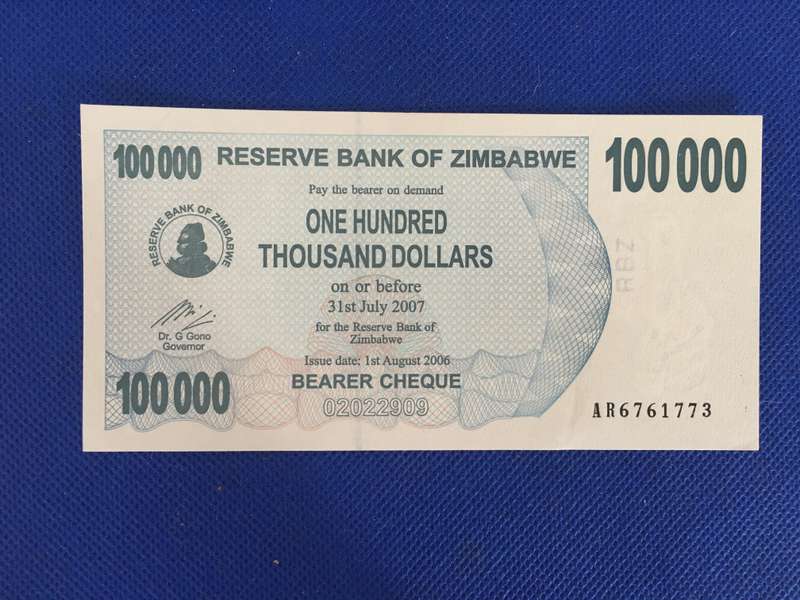 ZIMBABWE - ONE HUNDRED THOUSAND DOLLARS BANK NOTE - 2006 - SERIAL NUMBER AR 6761773 UNC CONDITION