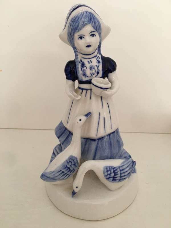LOVELY VINTAGE HAND PAINTED DELFTS BLUE DUTCH GIRL FIGURE APP 16 CM TALL