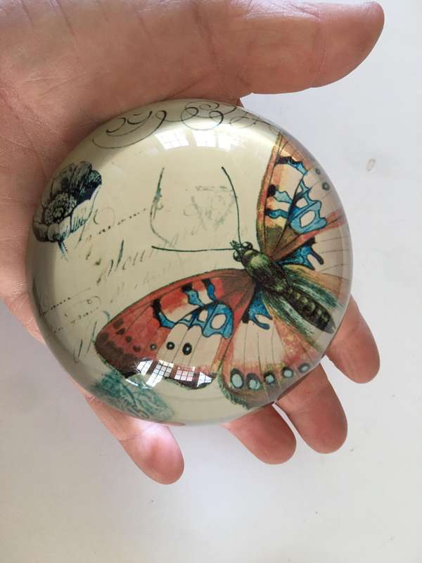 LOVELY CREATIVE 3-1/8 D CRYSTAL PAPERWEIGHT WITH BUTTERFLY