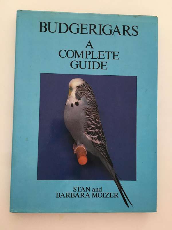 LOVELY - BUDGERIGARS A COMPLETE GUIDE - BY STAN AND BARBARA MOIZER  LARGE HARD COVER BOOK