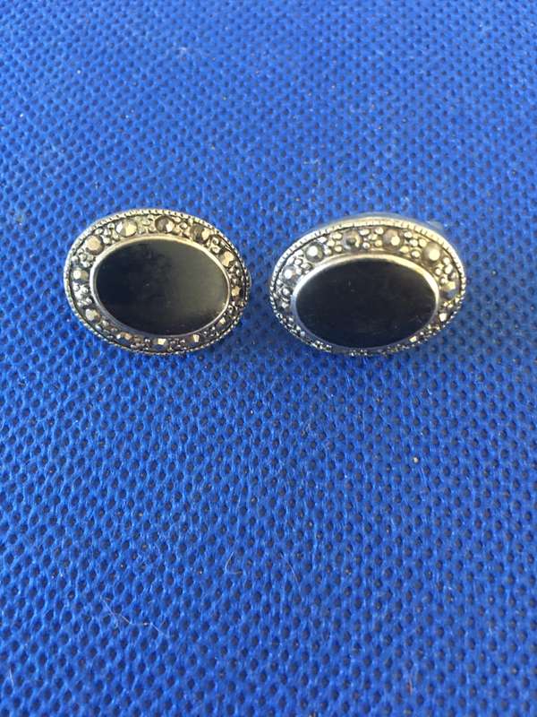 VINTAGE CLIP ON EARRINGS