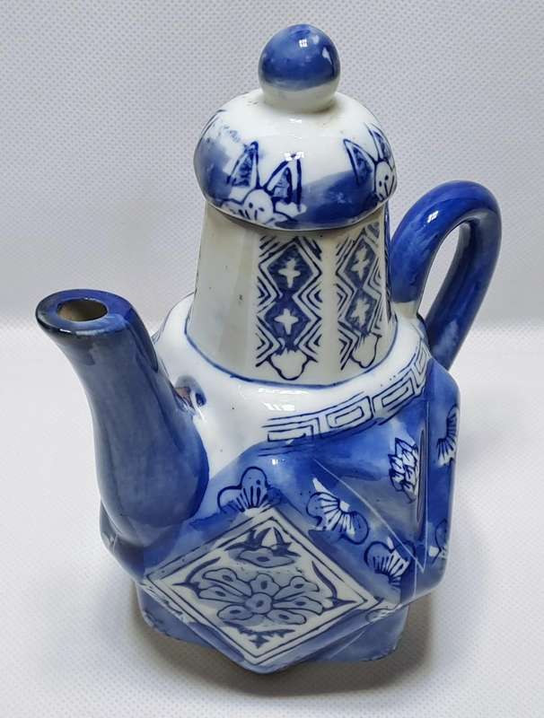 Delft-style Blue and White Decorative Porcelain Teapot (18cm)