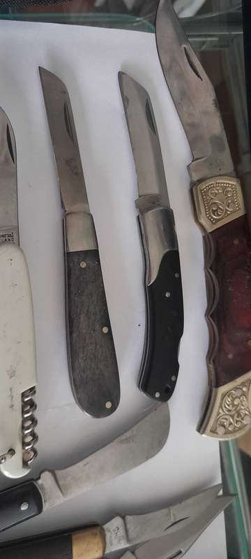 10 Pocket Knives.