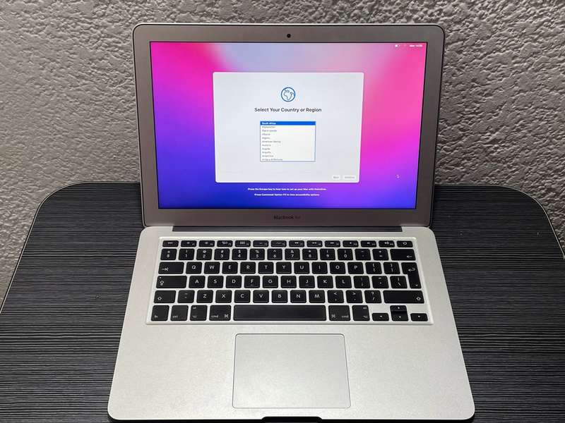 Apple Mackboook Air 2017 Emaculate Condition + 60W Fast Charger
