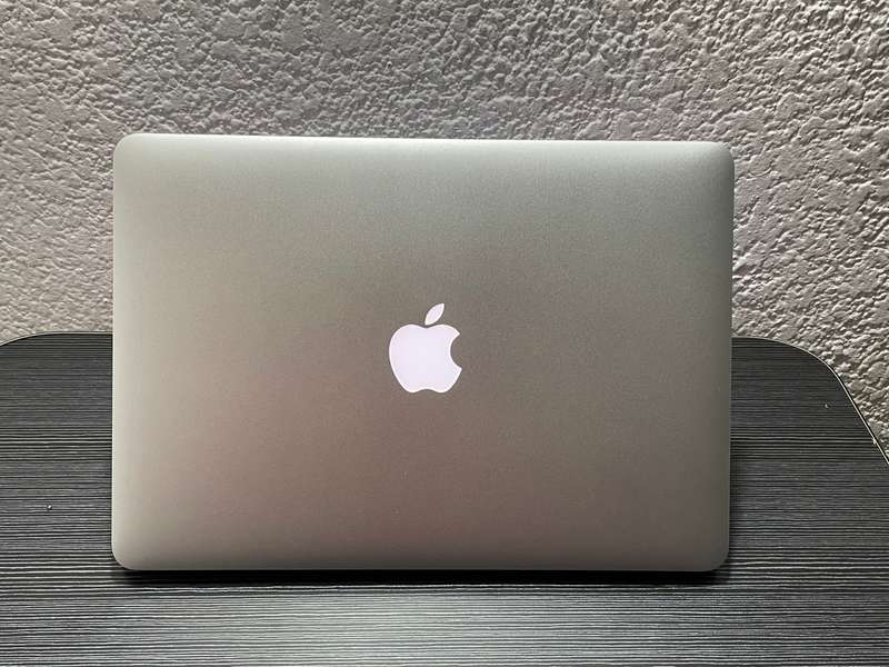 Apple Mackboook Air 2017 Emaculate Condition + 60W Fast Charger