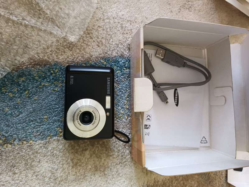 Samsung ES11 8.1 mega pixel Digital Camera