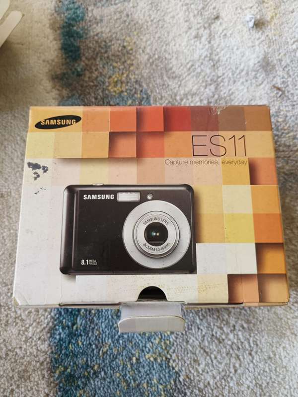 Samsung ES11 8.1 mega pixel Digital Camera