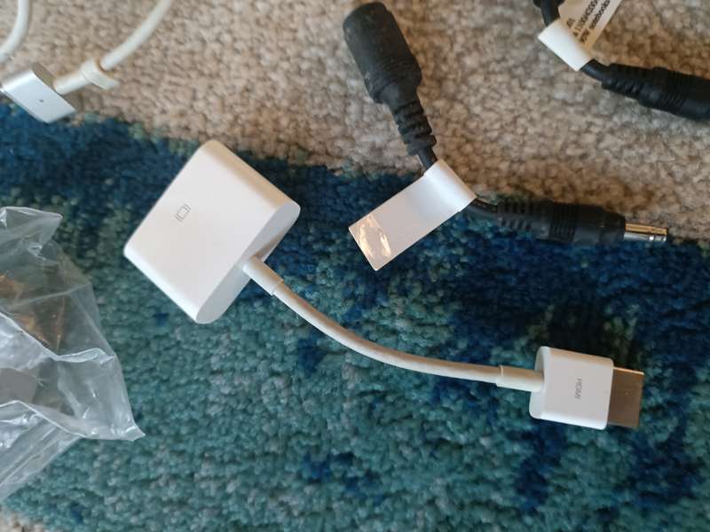 Bulk lot of Apple & other accessories