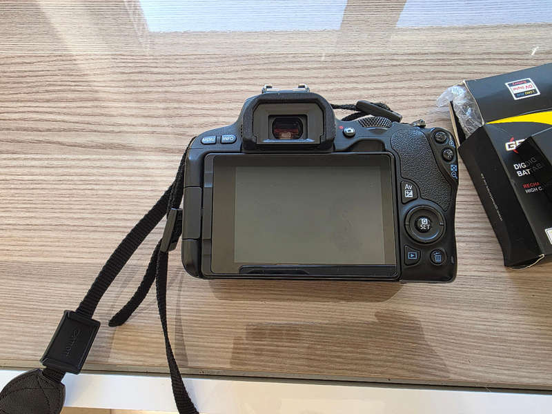 Canon EOS 200D