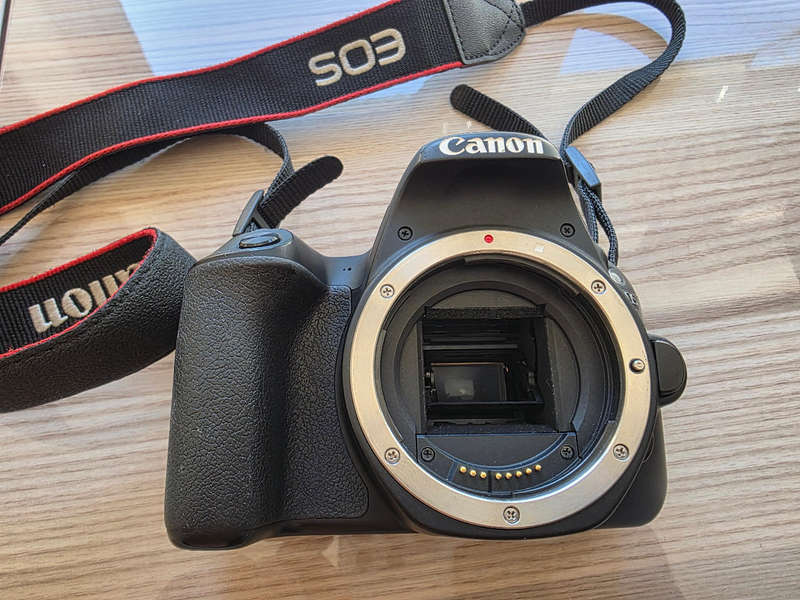 Canon EOS 200D