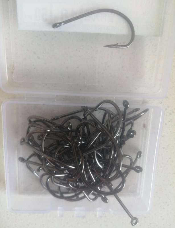 Box high carbon steel fishing hooks, choose between 80pc size 15 or 70pc size 16