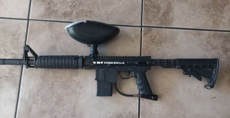 BT OMKEGA PAINT BALL GUN - GOOD CONDITION