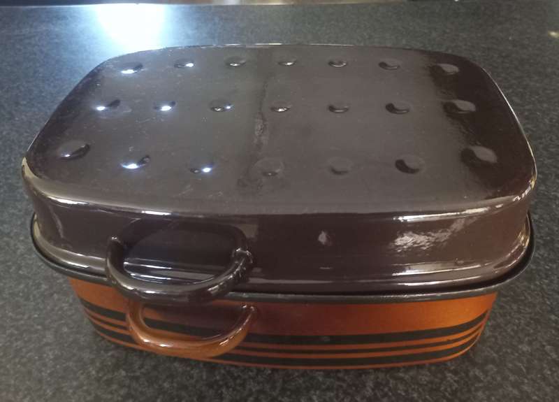vintaqge enamel caseroll pot